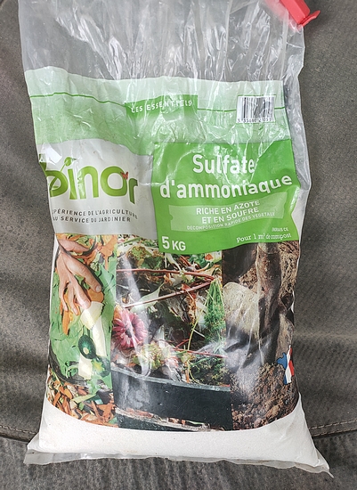 Sulfate d'ammoniaque utilisable dans le liquide attractif alimentaire pour le pi�geage de masse de Silba adipata McAlpine.